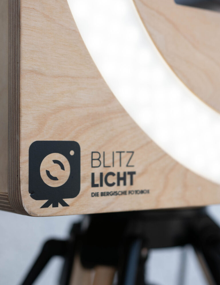 Blitzlicht Fotobox auf Holzstativ zum Mieten für Hochzeiten und Events